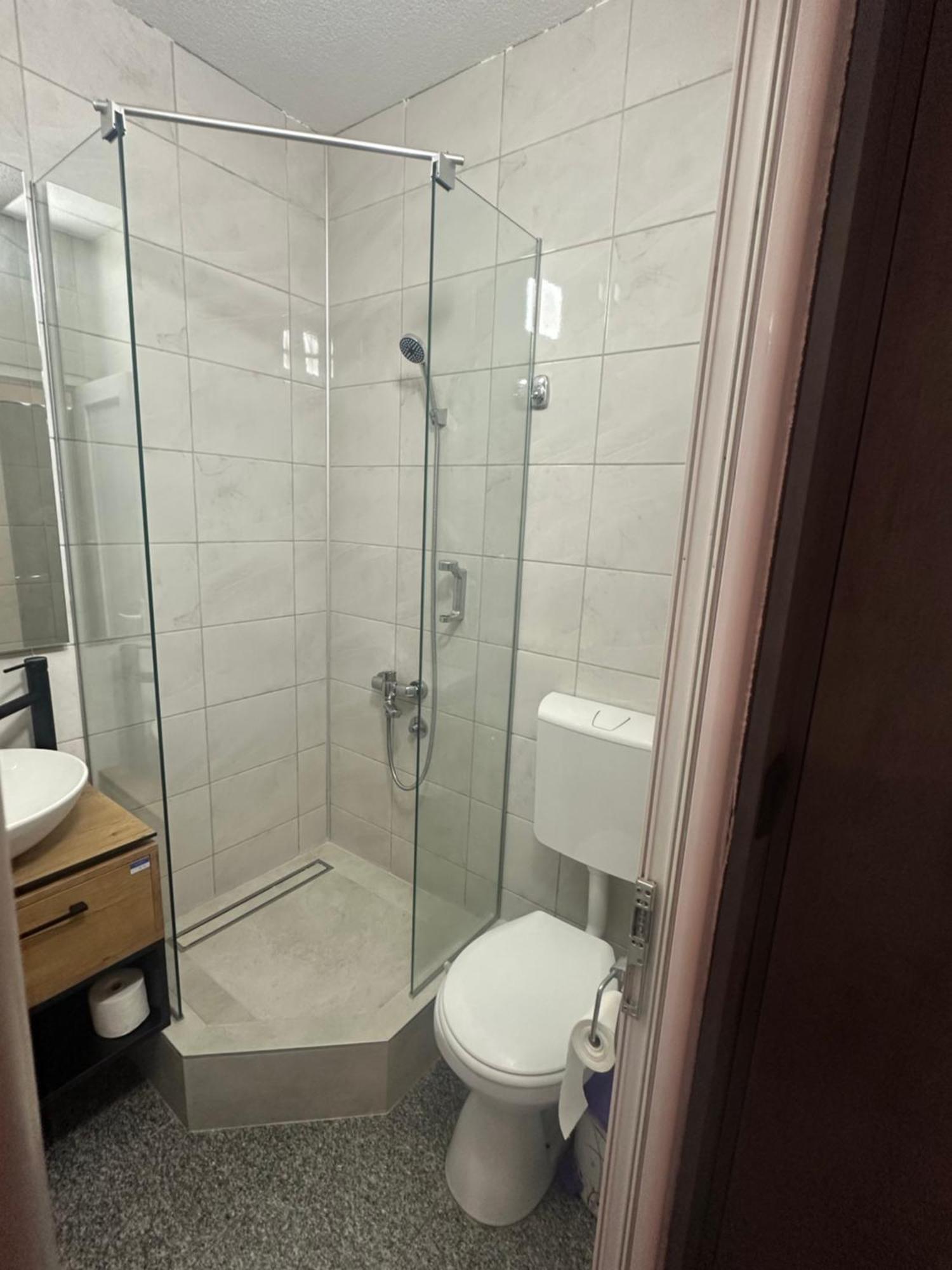 Binta Hostel Vranje Exteriör bild